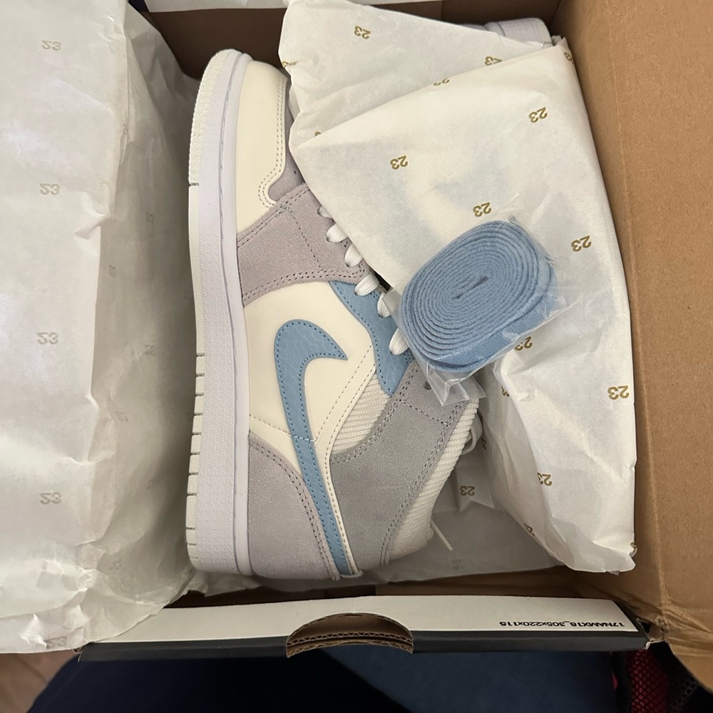 Air Jordan 1 Mid SE ‘Sail Light Blue’ size W 6